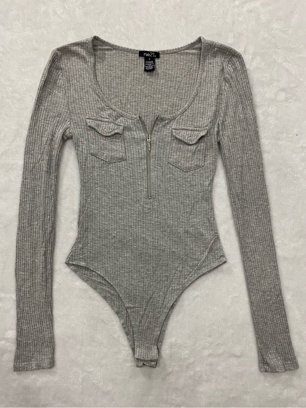 Rue21 Gray Ribbed Long-Sleeve Scoop Neck Bodysuit with Front Zip - (S)
